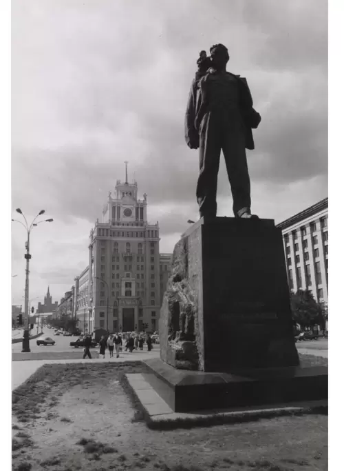 Перфоманс «Путешествие Нецезюдика в страну Бробдингенов». Триумфальная площадь, Москва, 1993