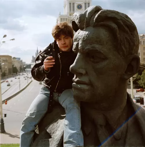 Перфоманс «Путешествие Нецезюдика в страну Бробдингенов». Триумфальная площадь, Москва, 1993